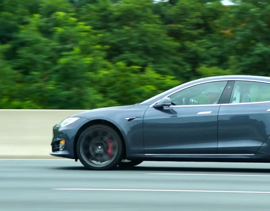 Des experts démentent des vidéos de Teslas générées par IA inondant les réseaux sociaux : 'Vraiment ?'