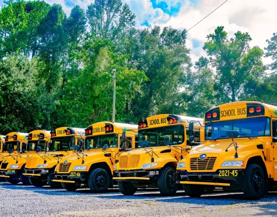 Des experts éclairent les dangers des fausses informations sur les incendies de bus scolaires : 'Chaque incident mérite d'être pris au sérieux'