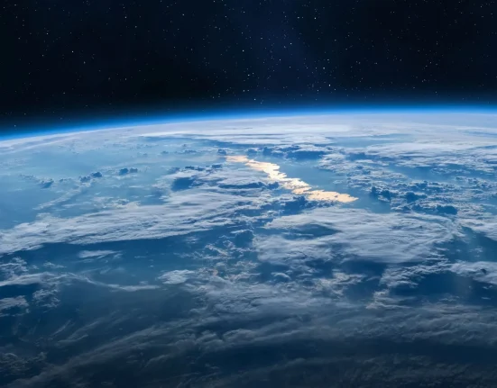 Des experts proposent une nouvelle approche pour contrer l'expansion des débris spatiaux autour de la Terre : 'Jamais vu une telle présentation'.