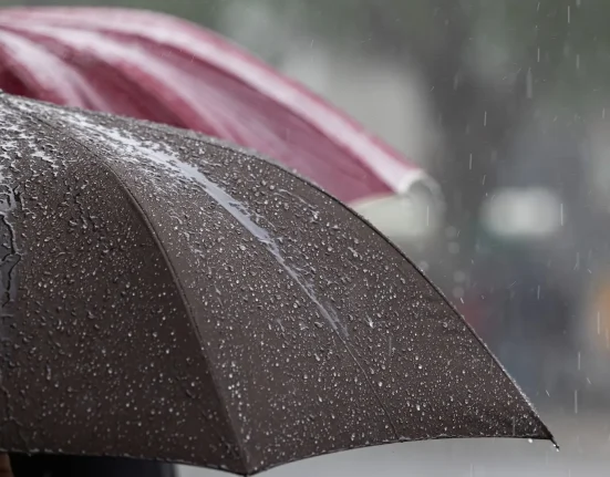 Des scientifiques inventent un dispositif révolutionnaire pour produire de l'électricité à partir de la pluie : 'Une nouvelle voie s'ouvre'