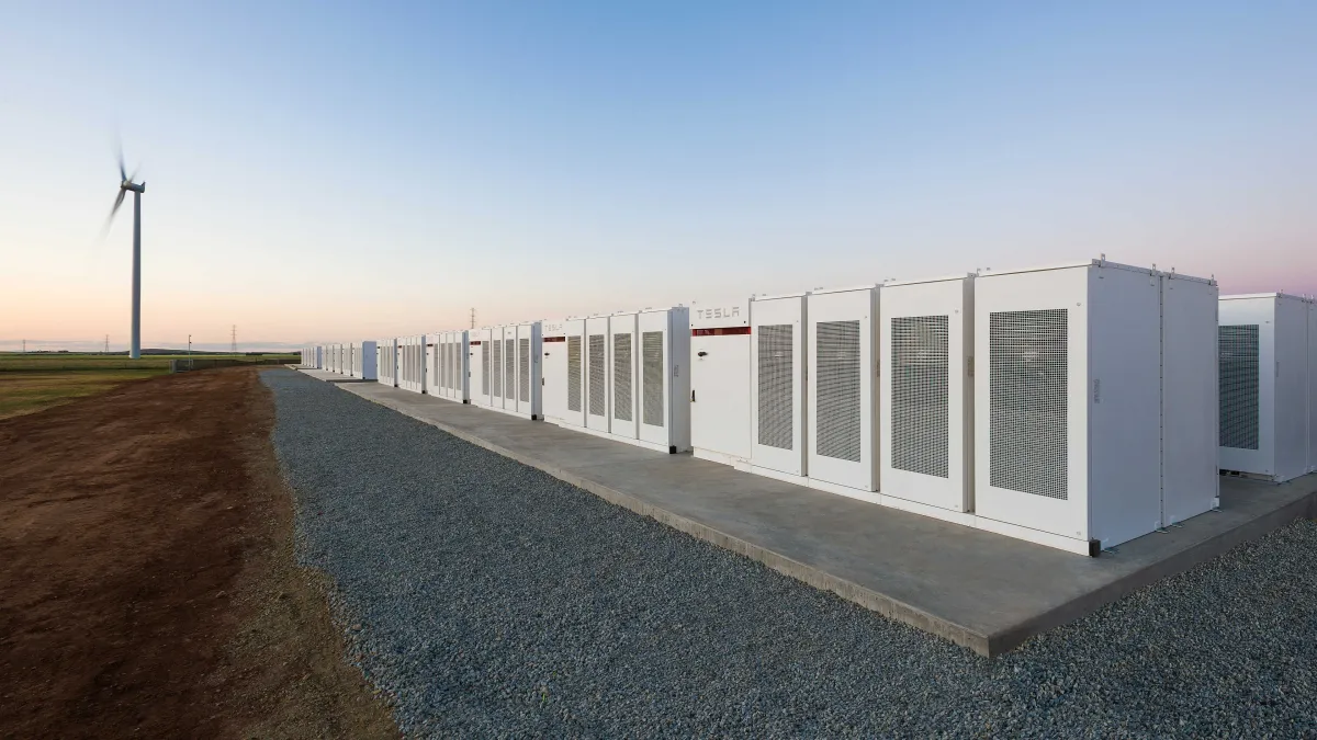 Deux Nouveaux Projets d'Énergie Renouvelable Rejoignent la Méga Batterie de Tesla en Australie