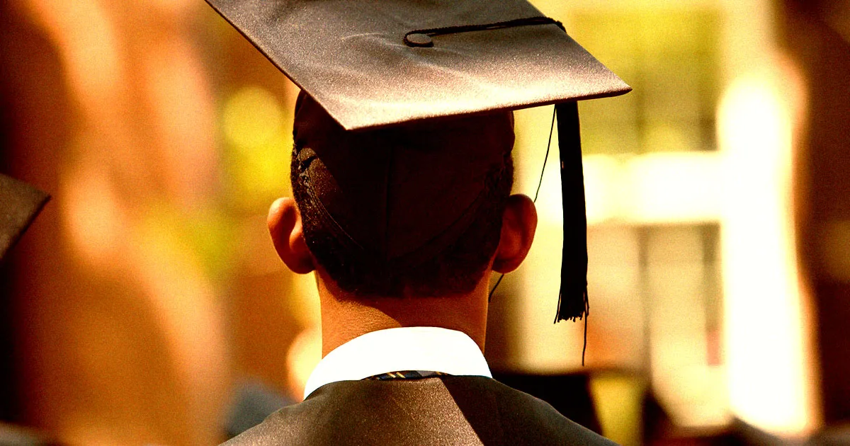 Diplômés en Colère Après que l'IA A Maltraité Leurs Noms Lors de la Cérémonie de Remise des Diplômes