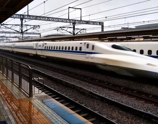 Ébloui par le passage du Shinkansen : 'On sent littéralement la variation de pression atmosphérique'