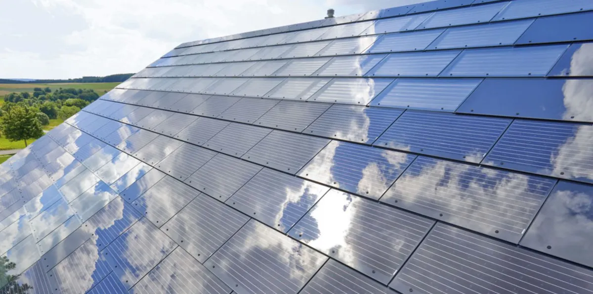 Elon Musk dévoile le futur : un toit entièrement composé de panneaux solaires par SolarCity.