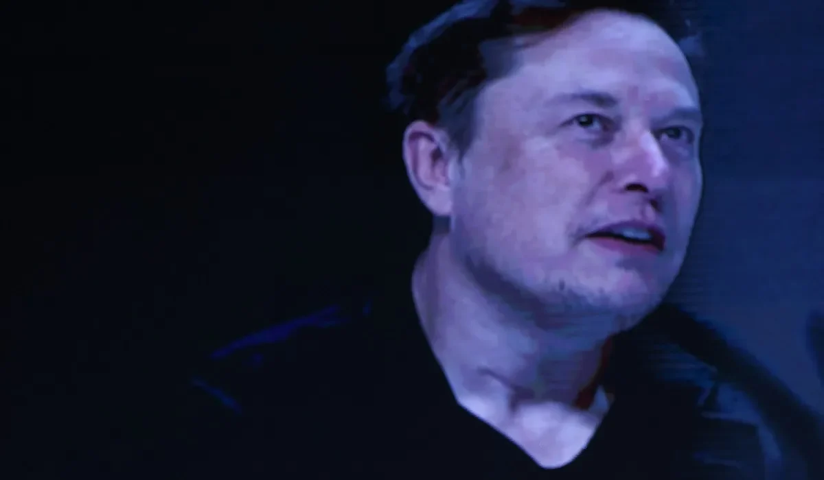 Enquête des autorités sur un Cybertruck en flammes : un conducteur gravement brûlé.