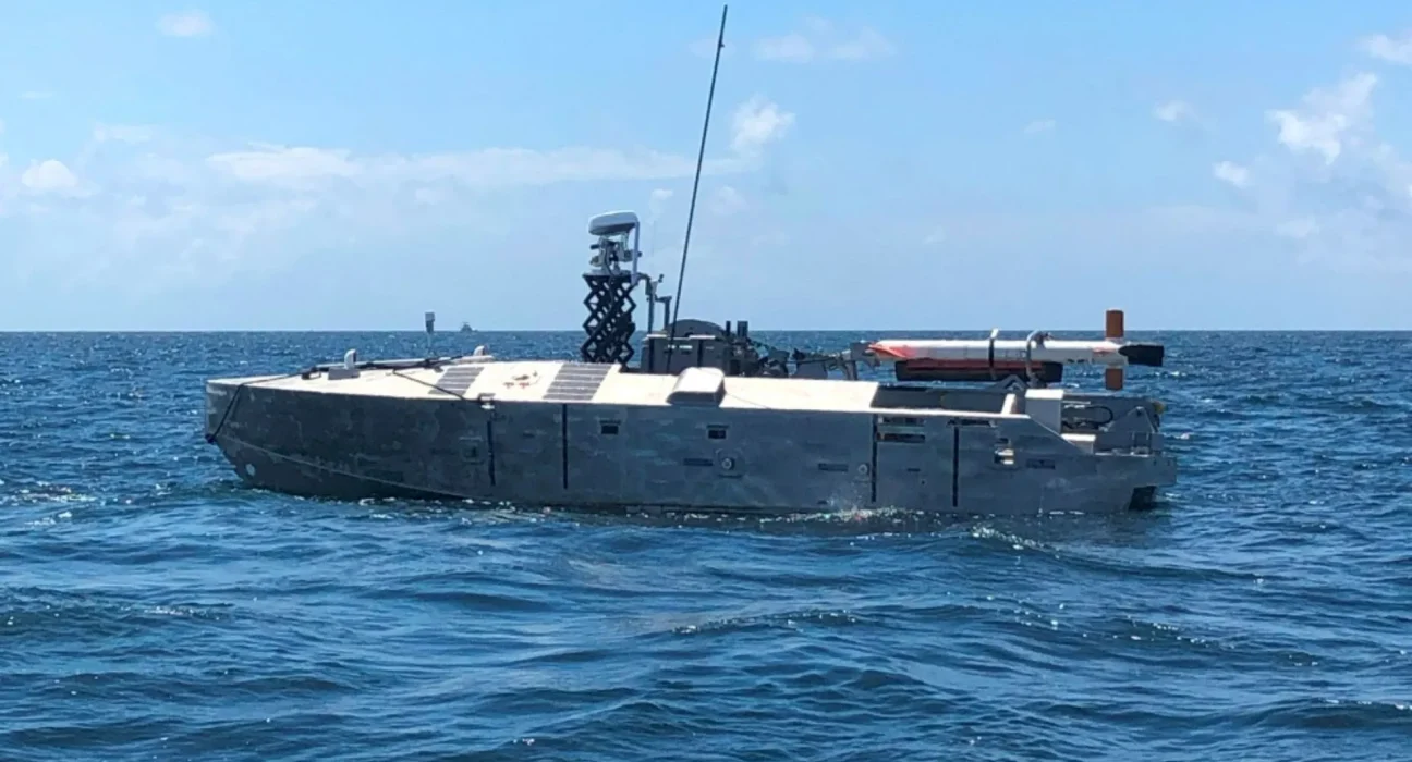 Essais de drones marins de la Marine : chasse aux mines à grande vitesse avec le sonar de Northrop.