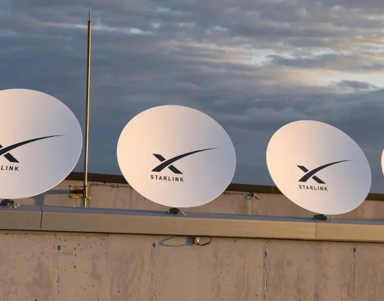 Experts tirent la sonnette d'alarme sur une possible attaque russe visant les satellites Starlink d'Elon Musk : 'Extrêmement préoccupant'