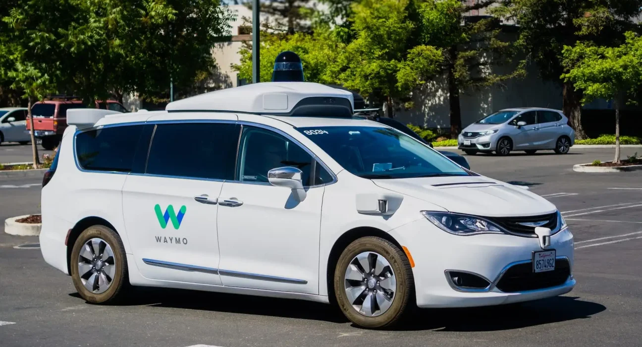 Femme enceinte accouche dans un taxi autonome en route vers l'hôpital — découvrez également 3 autres actualités sur les véhicules électriques cette semaine.