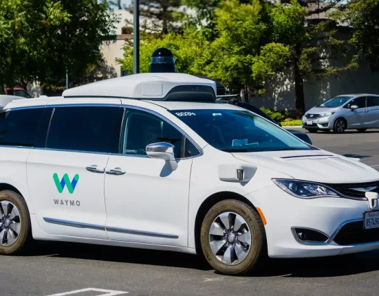 Femme enceinte accouche dans un taxi autonome en route vers l'hôpital — découvrez également 3 autres actualités sur les véhicules électriques cette semaine.