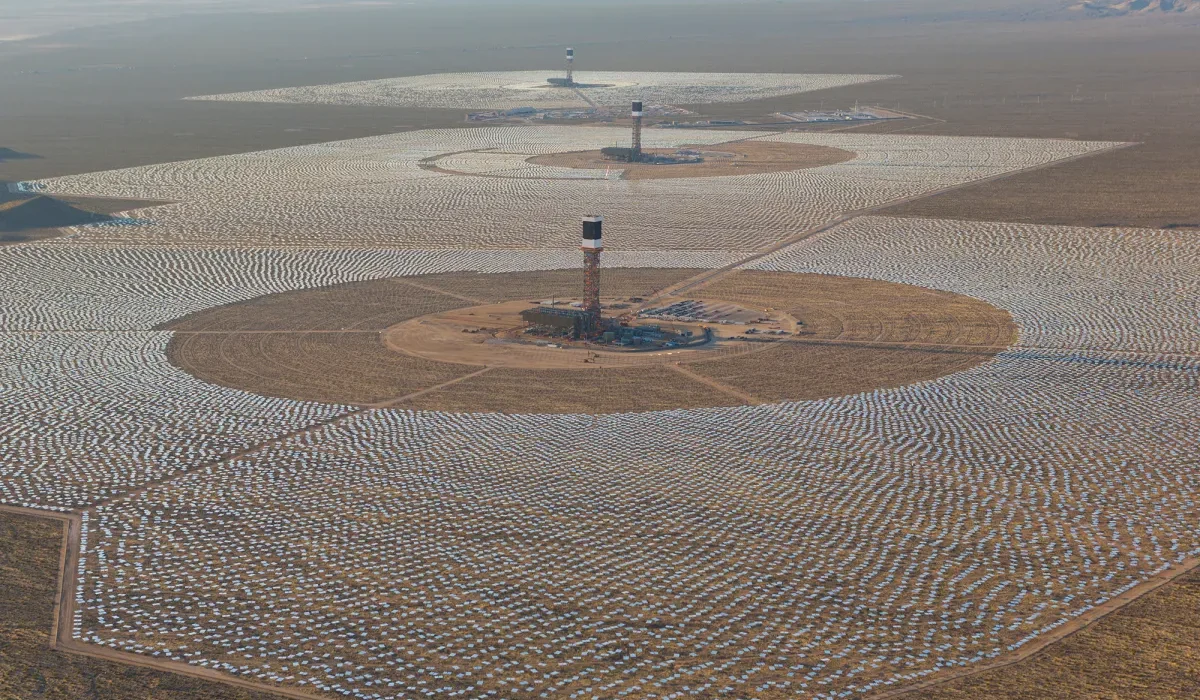 Fermeture de la Plus Grande Centrale Solaire Mondiale Suite à un Incendie de Miroirs