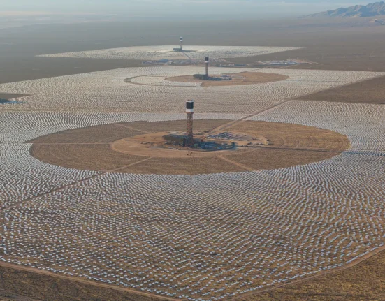 Fermeture de la Plus Grande Centrale Solaire Mondiale Suite à un Incendie de Miroirs