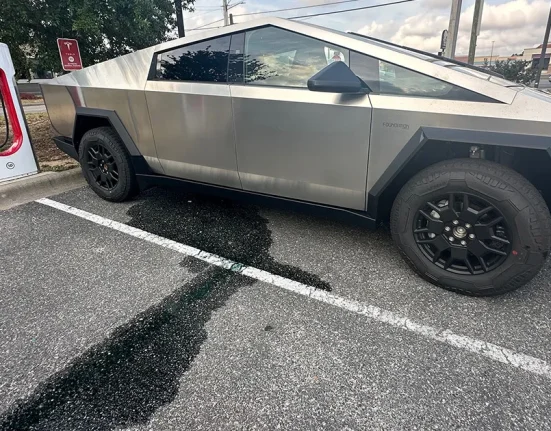 Fuites de liquide de refroidissement sur un Cybertruck flambant neuf après seulement 35 miles.