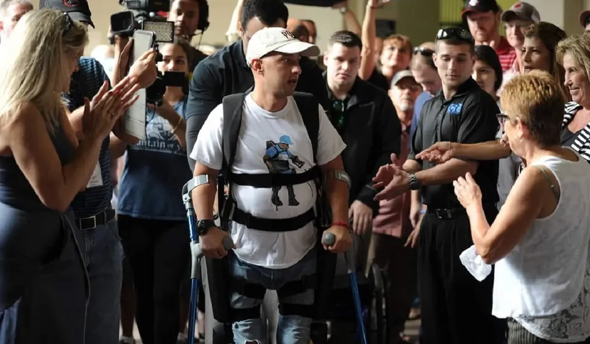 Homme Paralysé Démoralisé par l'Obsolescence de Son Exosquelette Motorisé