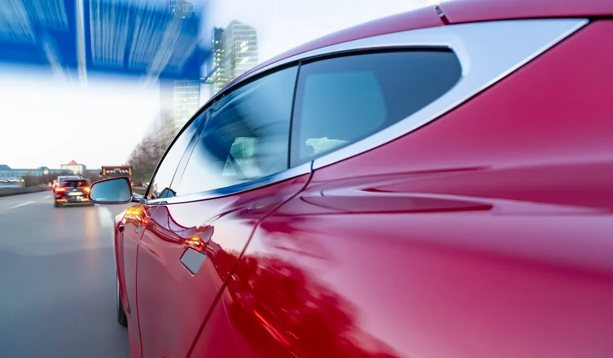 Homme en Détresse : Sa Tesla Autonome Tente de Lui Frapper sur l'Autoroute