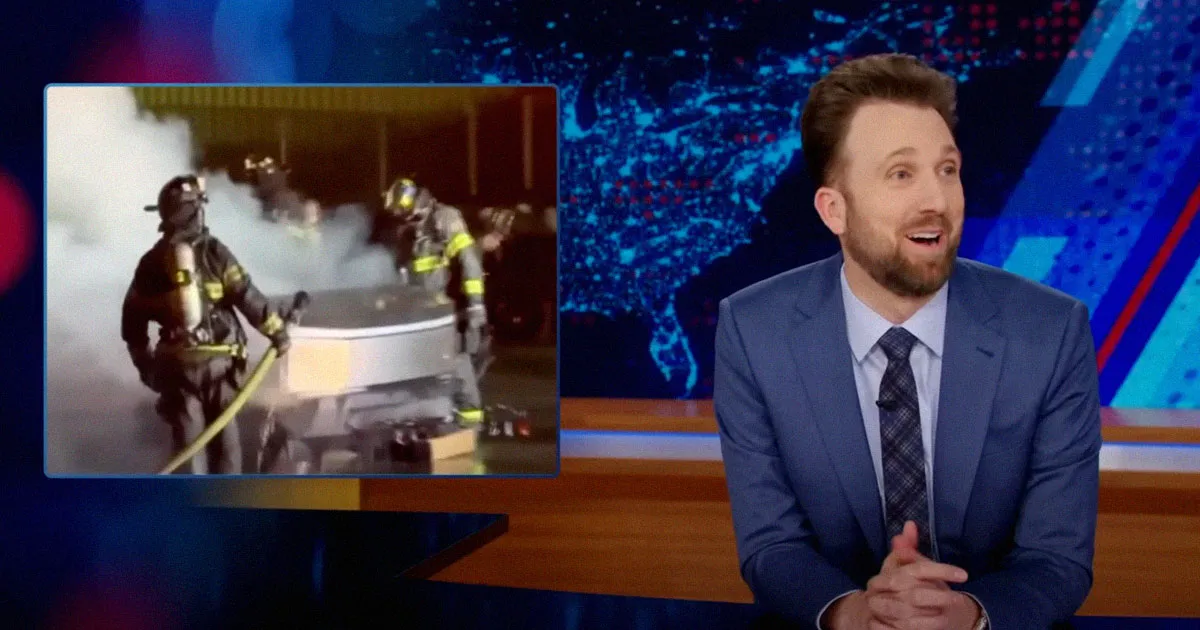 Incendie Spectaculaire : Des Cybertrucks de Séries TV Attaqués par des Molotovs Sous les Acclamations de la Foule