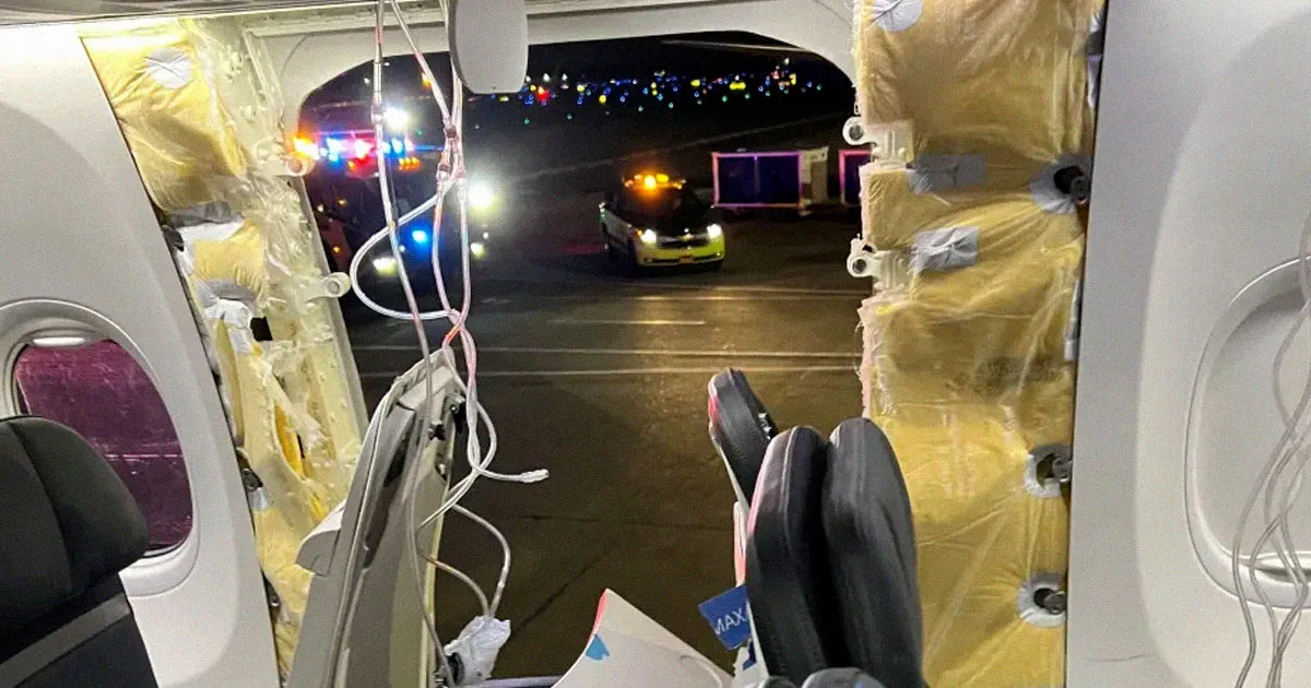 « Inquiétude des Experts après le Détachement d'une Grande Partie d'un Boeing 737 en Vol »