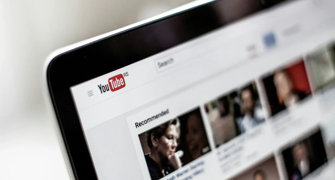 L'Intelligence Artificielle Domine YouTube : Près de 33 % de Votre Fil d'Actualités Est du Contenu Factice