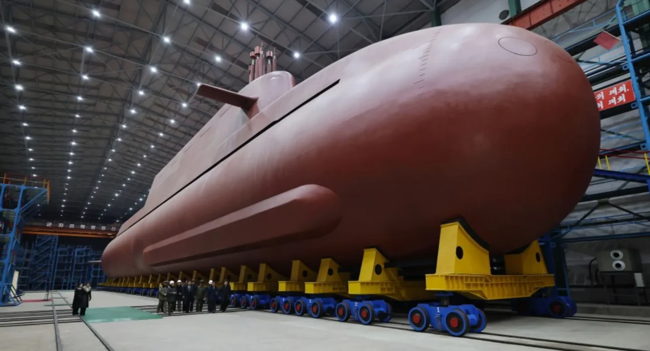 La Corée du Nord dévoile des avancées dans son projet de sous-marin nucléaire de 8 700 tonnes.