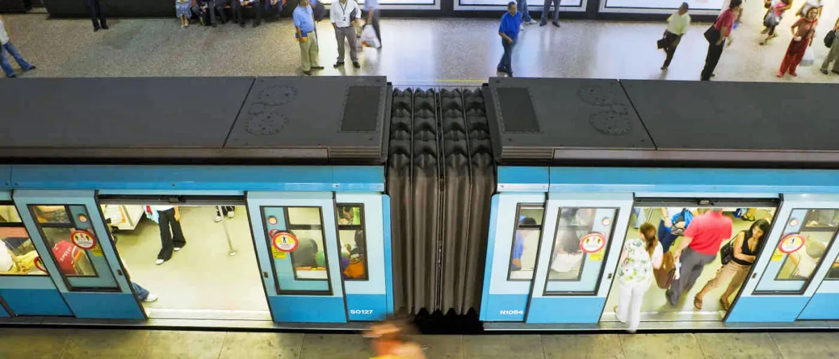 Le Chili inaugure le premier métro au monde principalement alimenté par l'énergie solaire.