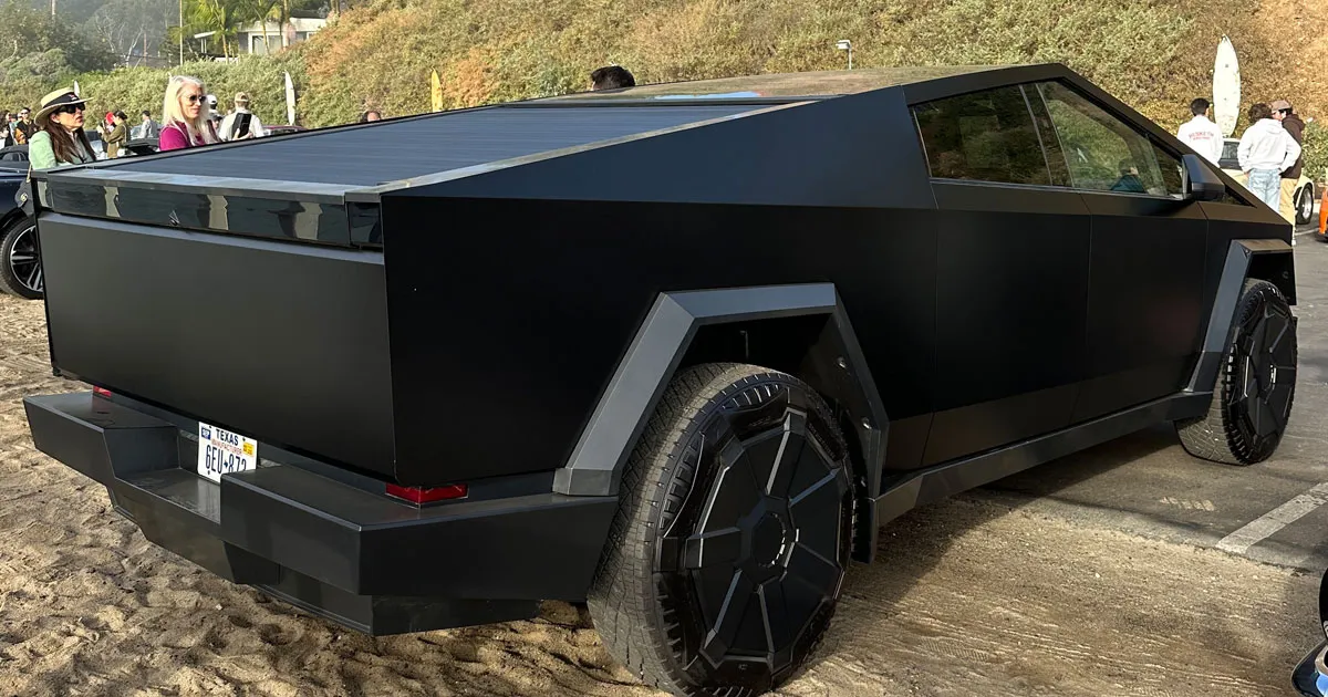 Le Cybertruck Noir Mat : Un Design Déconcertant à Proximité