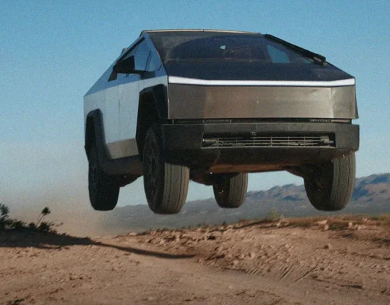 Le Cybertruck S'envole : Des Sauts Impressionnants en Vidéo