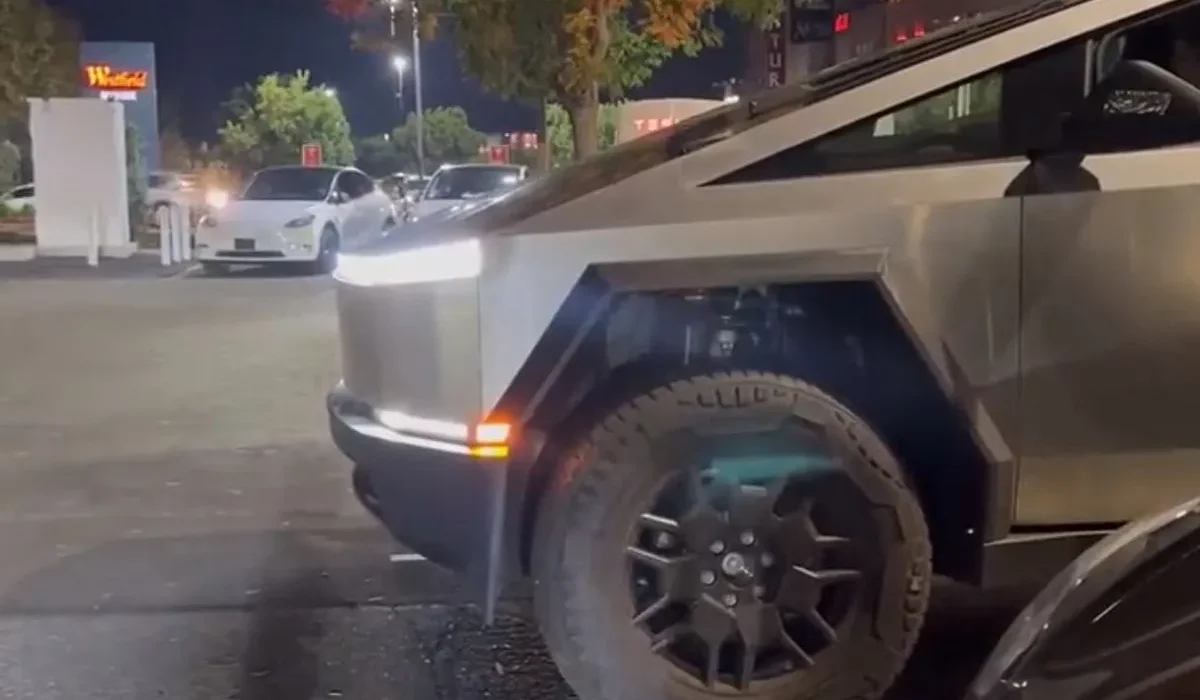Le Cybertruck se dresse comme un chameau à l'allumage.