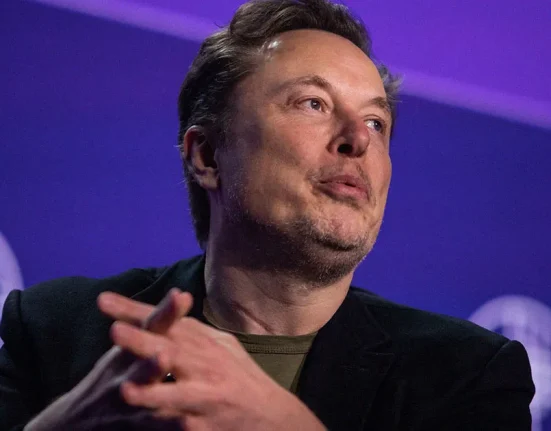 Le Gouvernement Signale que les Accidents de Tesla Autopilot Persistent Malgré la Mise à Jour Supposée les Corriger