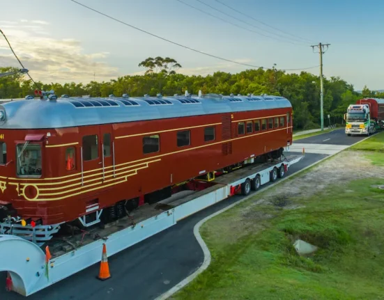 Le Premier Train Entièrement Énergisé par Solaire Vient de Départ.