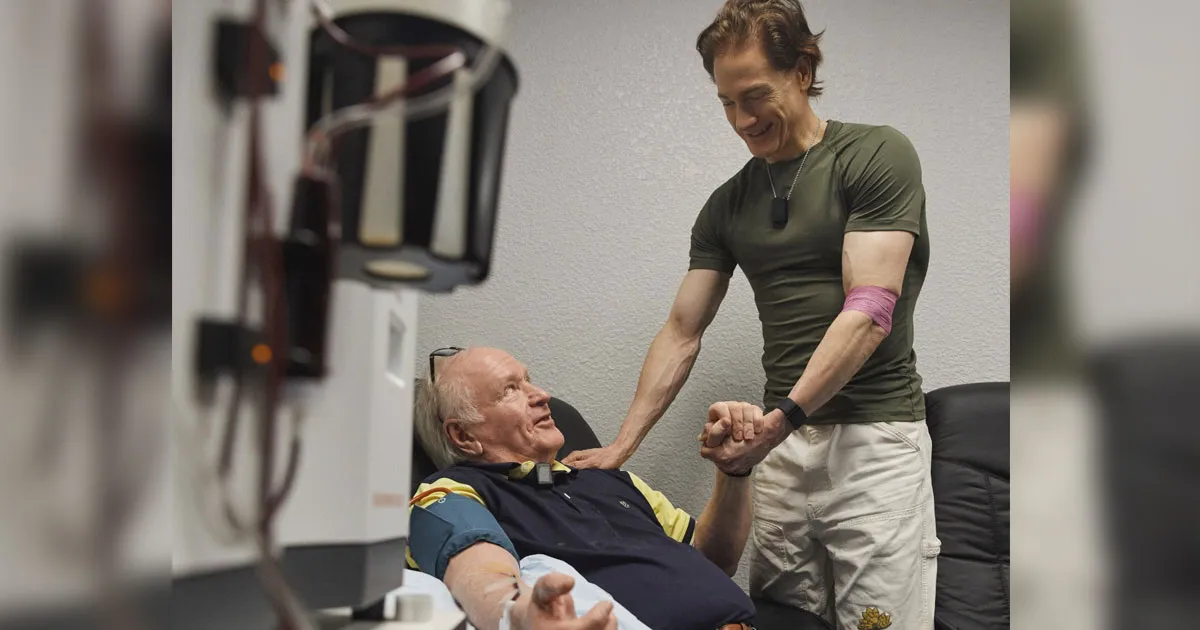 Le Zillionnaire Biohacker Se Vante D'être le 'Fils de Sang' de Son Père