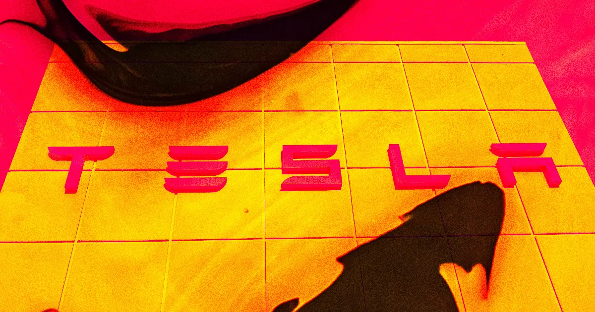 Le cofondateur de Facebook accuse Tesla de "fraude massive envers les consommateurs" et prédit des conséquences judiciaires.