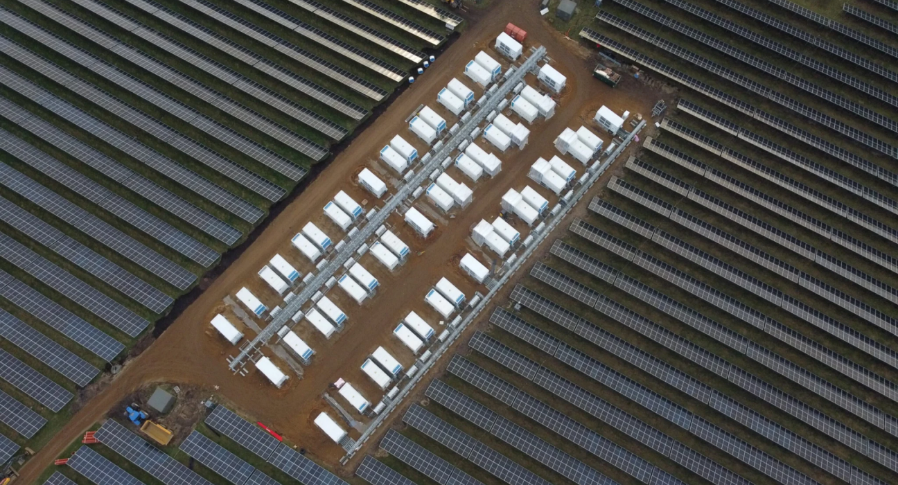 Le plus grand parc solaire et de batteries d'Europe du Nord entre en opération avec 200 MWh.