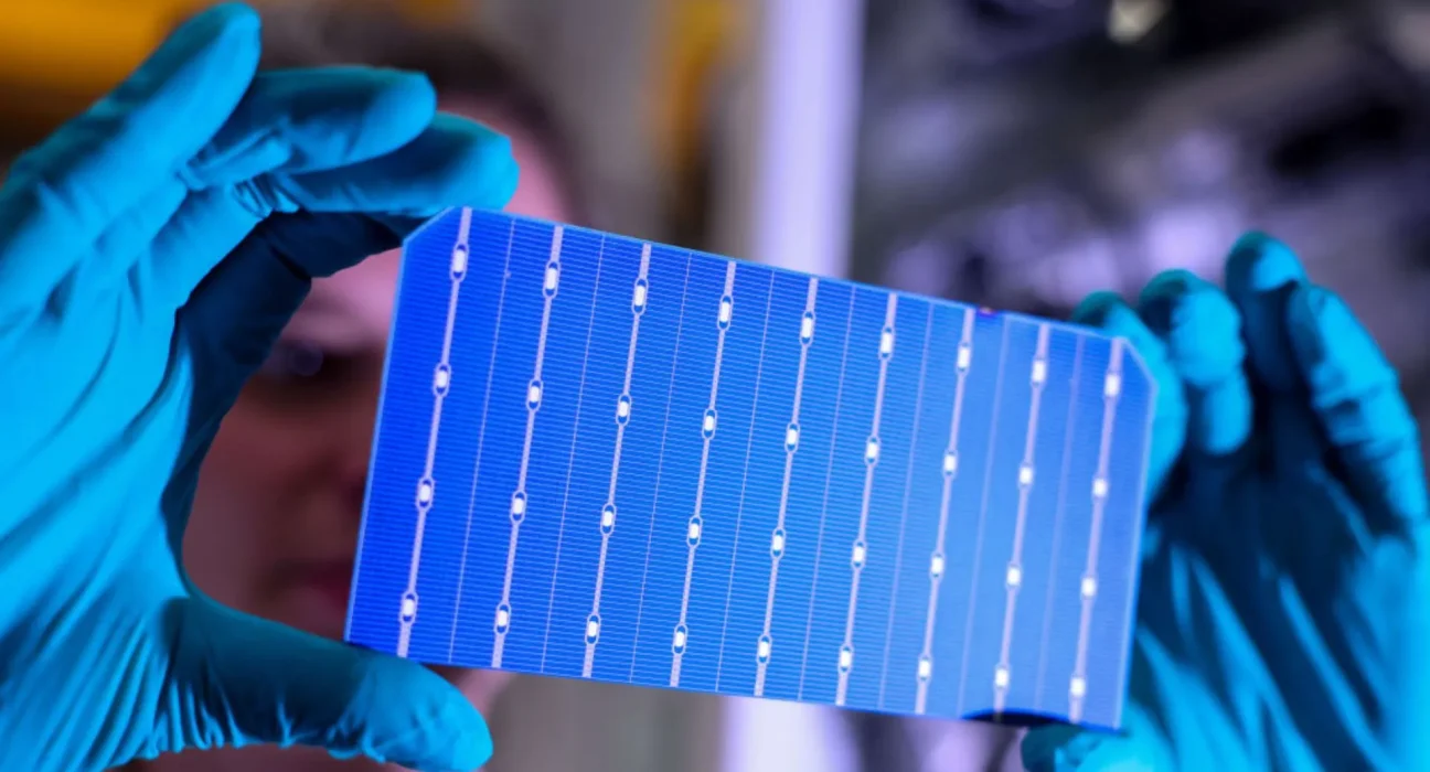 Les cellules solaires en pérovskite conservent 90 % de leur efficacité après 1 500 heures à 90°C.