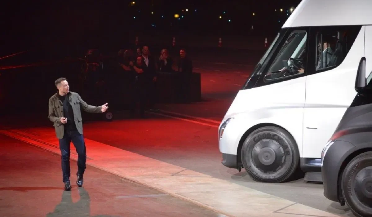 « L'incendie du Tesla Semi bloque une autoroute pendant 15 heures et nécessite 50 000 gallons d'eau pour être maîtrisé »