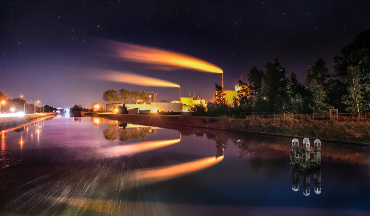 New York Poursuit les Grands Pollueurs et Se Désengage des Combustibles Fossiles pour Investir dans l'Avenir