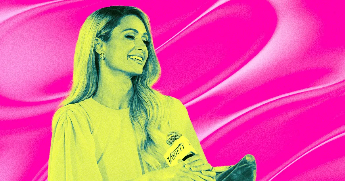 Paris Hilton Arbore un Ventre de Grossesse Prothétique Tandis que des Bébés Réels Sont Portés par des Mères Porteuses