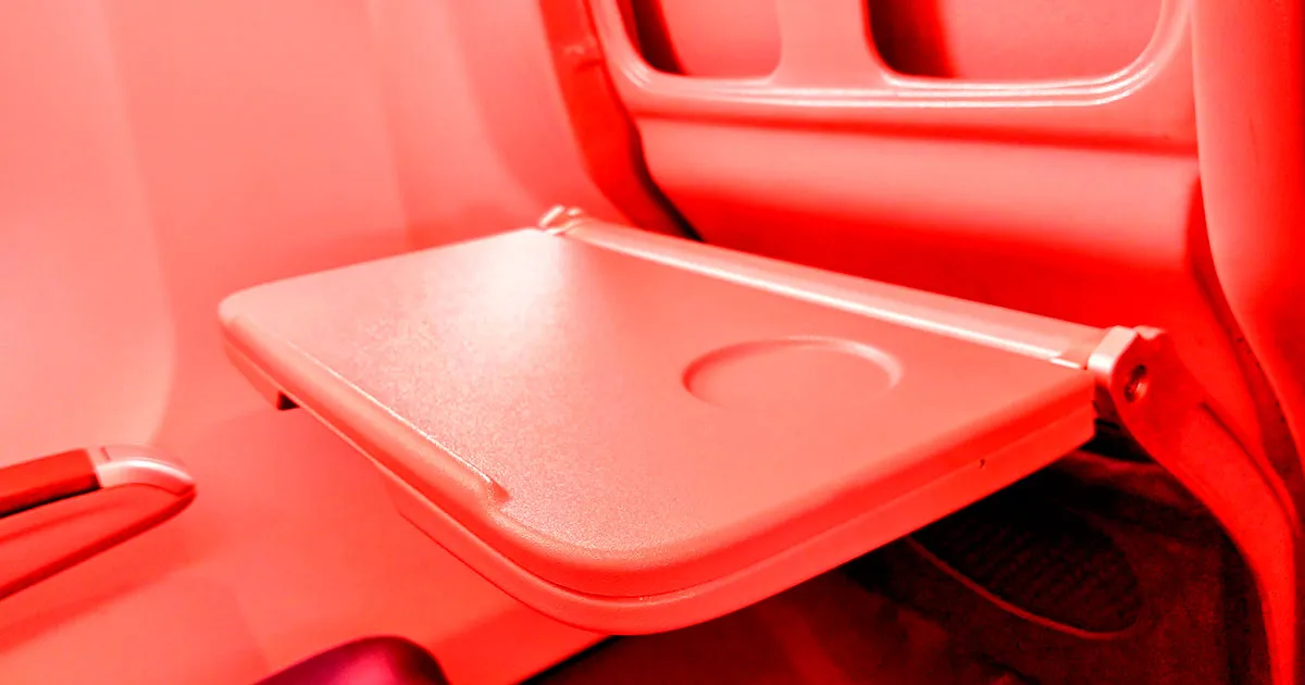 Passagers en état de choc face à une éruption de sang d'un voisin en avion.