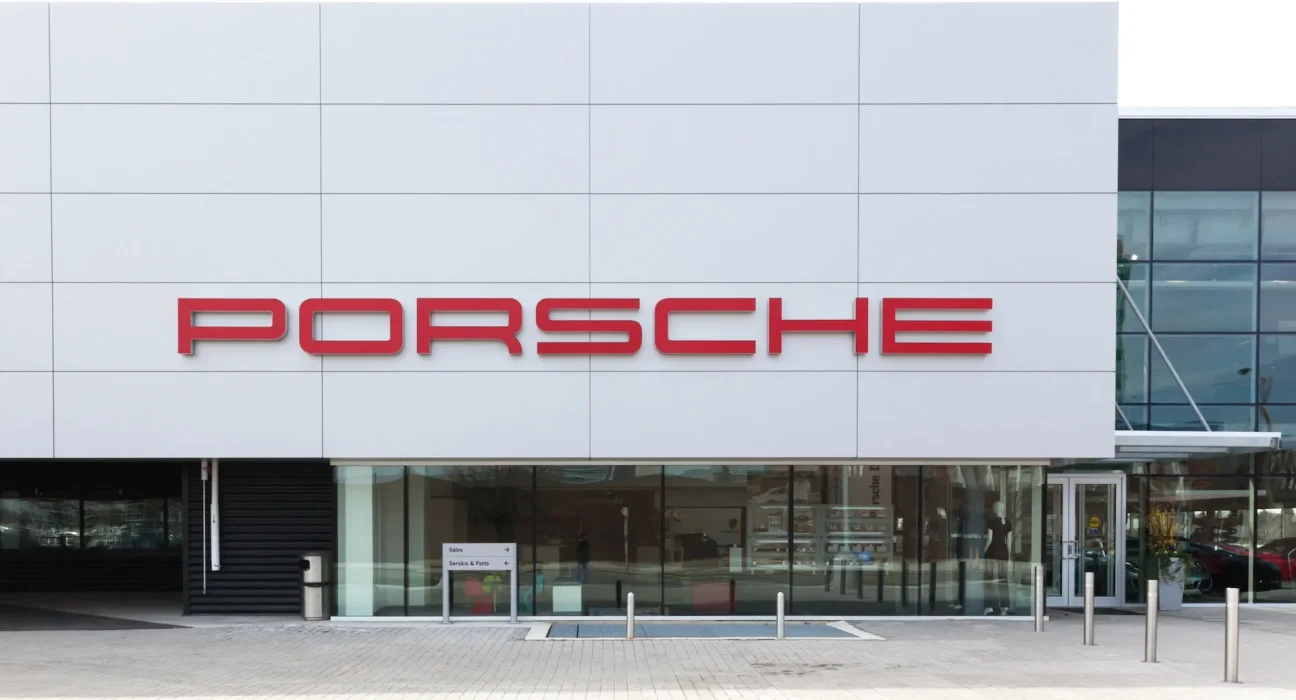 Porsche présente un nouveau modèle inspiré par sa voiture de course championne : « Plein de technologies innovantes ».