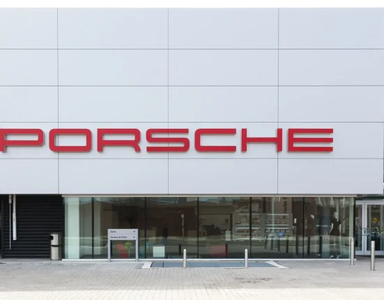 Porsche présente un nouveau modèle inspiré par sa voiture de course championne : « Plein de technologies innovantes ».
