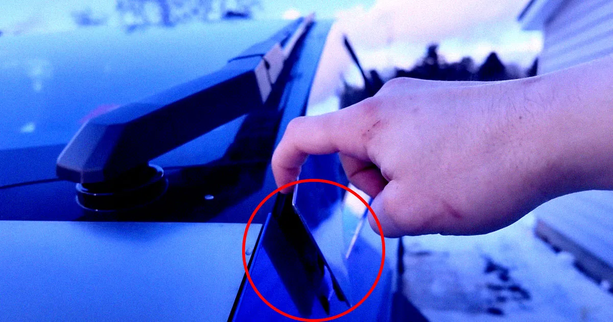 Rappel massif de la Cybertruck de Tesla suite à des débris volants impressionnants.