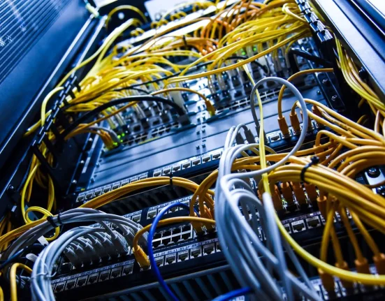 Rapport révélateur sur l'impact méconnu de l'industrie de l'IA : 'Des sommes colossales'.