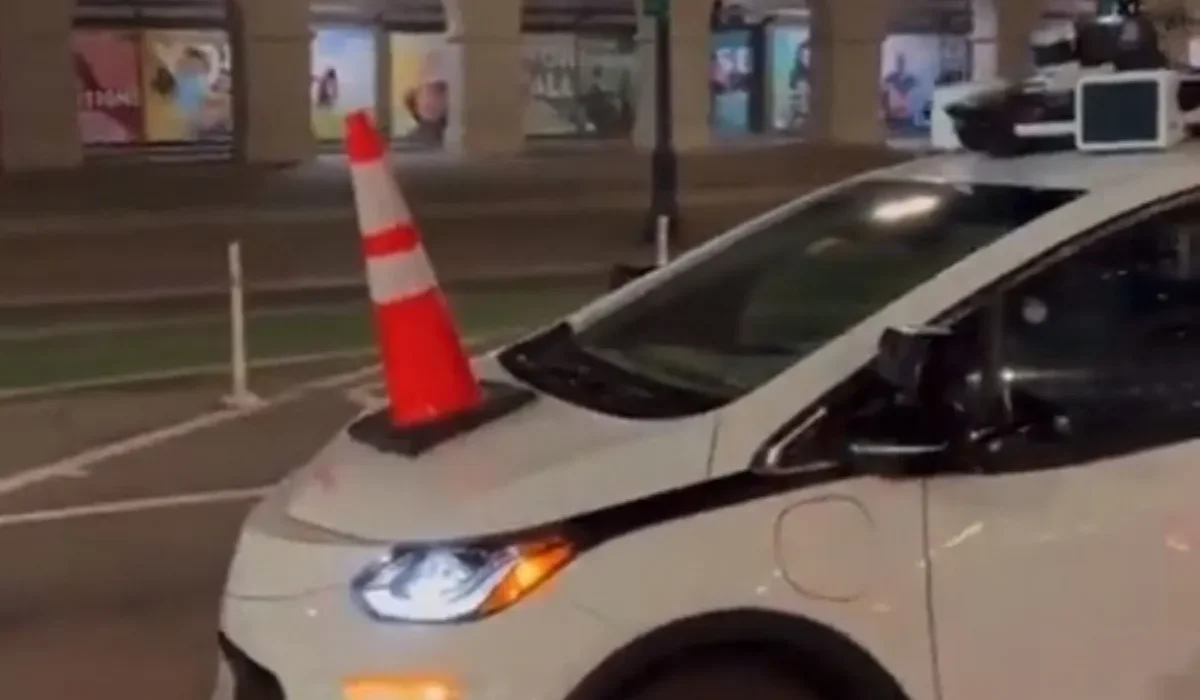 Résidents Agacés Bloquant les Voitures Autonomes avec des Cônes de Trafic sur le Capot