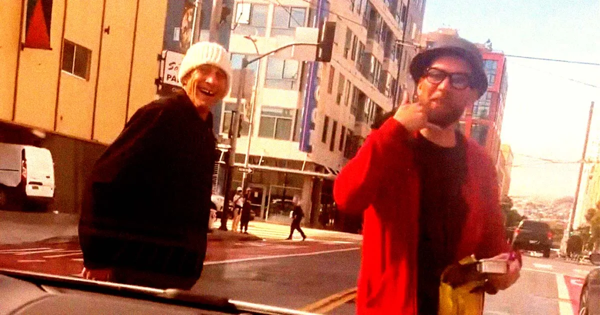 Scène Terrifiante : Un Homme en Fedora Retient une Femme dans un Robotaxi pour l'Harceler.