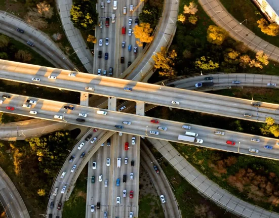 Start-up révolutionnaire : une avancée spectaculaire pour transformer autoroutes et habitations, pensés pour durer 100 ans.