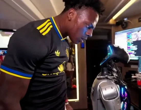 Streamer poursuivi pour avoir agressé un robot homosexuel.