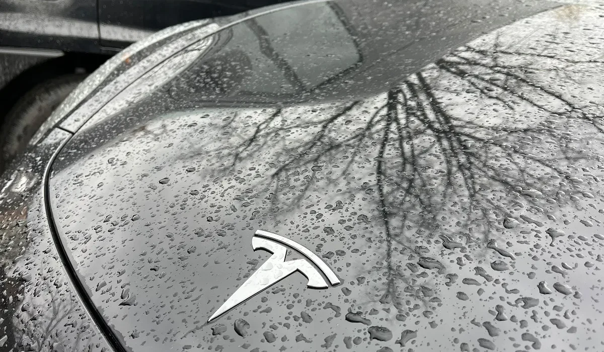 Tesla Porte un Facture de 20 000 $ à un Couple Après leur Conduite sous la Pluie.