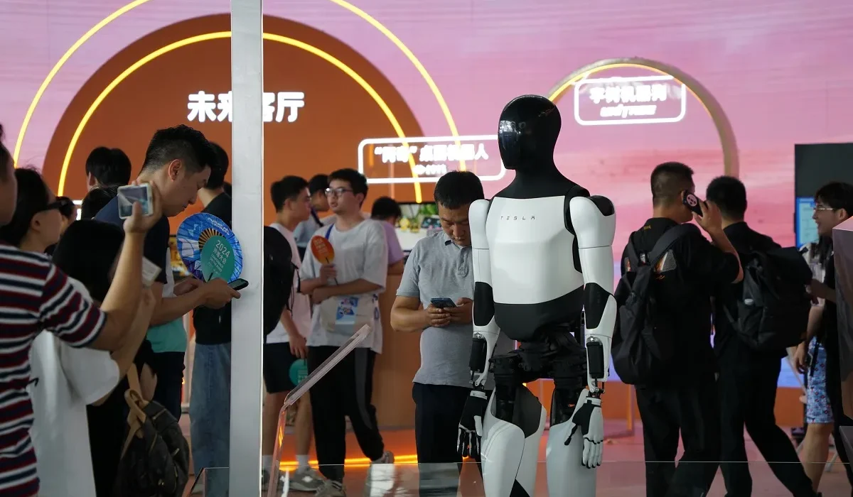 Tesla: le responsable des robots humanoïdes dément tout licenciement et invoque des raisons familiales