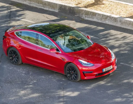 Tesla révèle une fonctionnalité révolutionnaire qui simplifiera la vie des conducteurs : « C'est incroyable »
