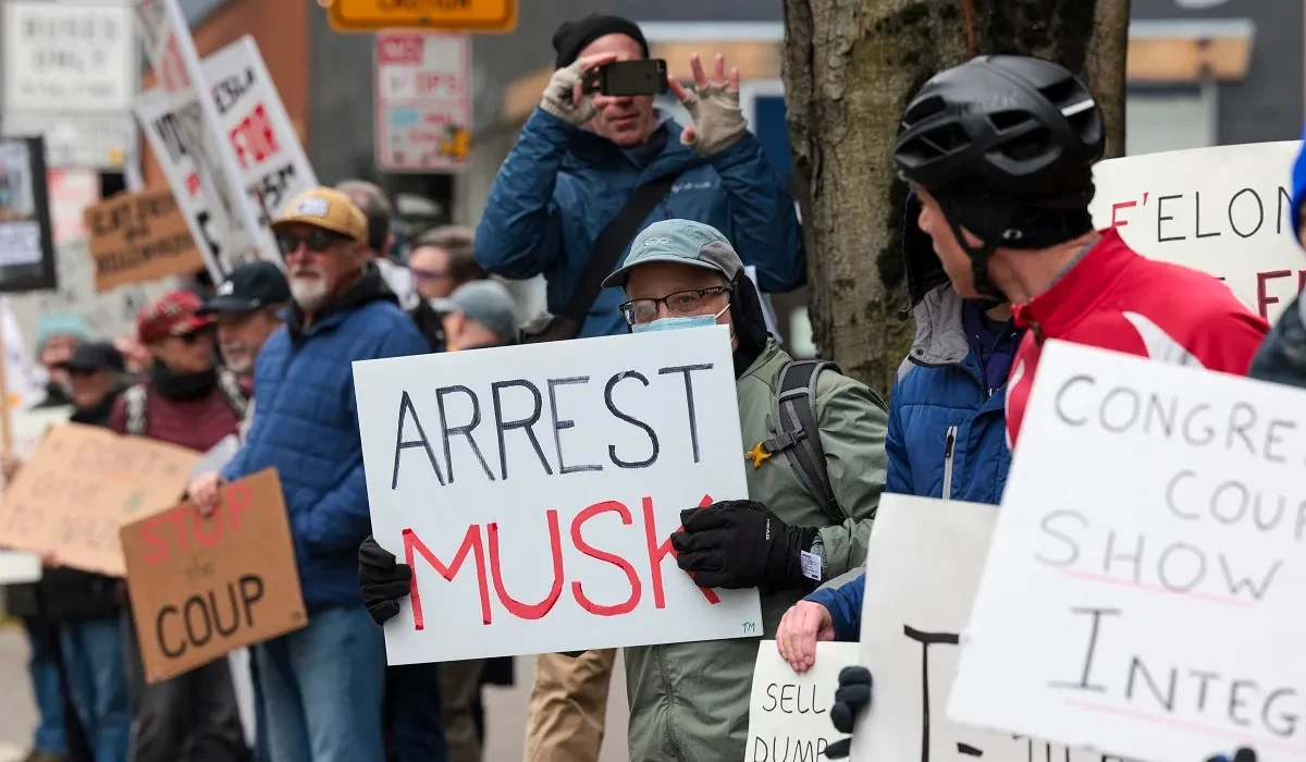 Tesla visé par des manifestations internationales et des actes de vandalisme.