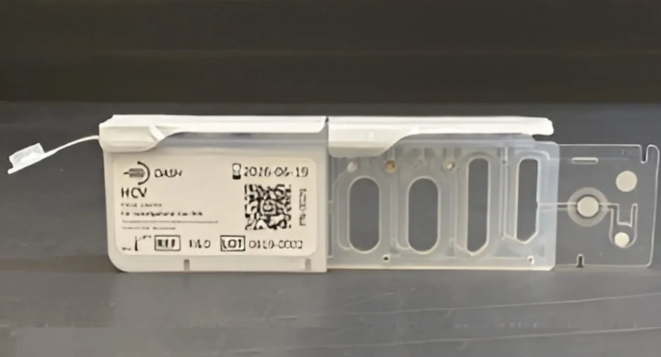 Test d'hépatite C en 15 minutes : résultats 75 % plus rapides, délais réduits.