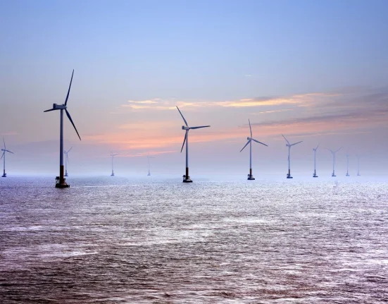 Transition Énergétique : Une Ferme Éolienne Offshore Stocke l'Énergie avec des Batteries Tesla